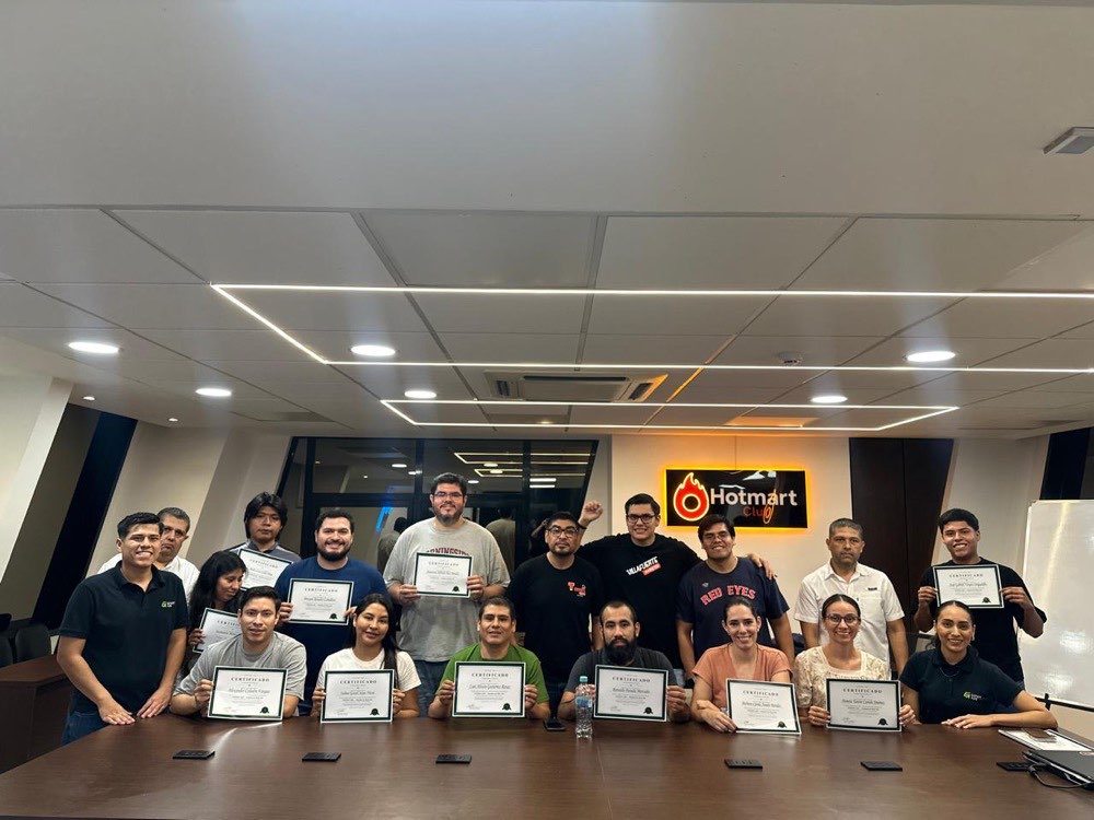Grupo de alumnos con sus certificados en el aula de Santa Cruz de la Sierra